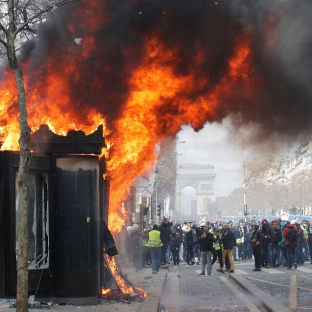 Демонстранти в Париж подпалиха банка и обраха магазини (ВИДЕО)