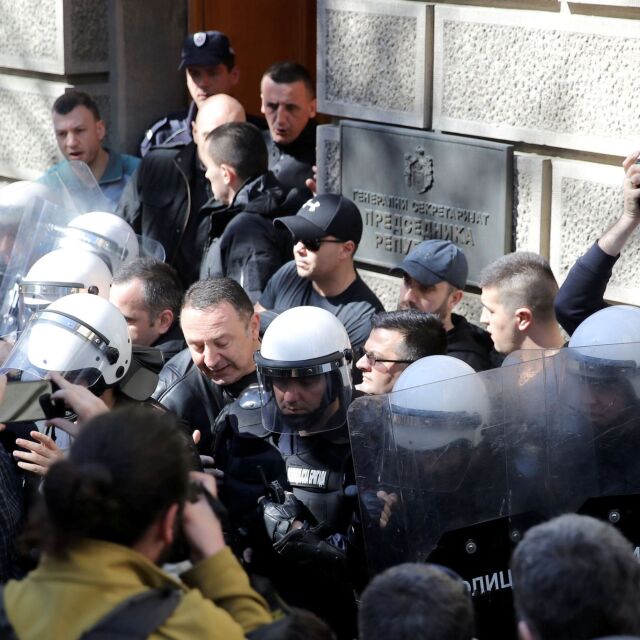 Демонстранти в Белград направиха жива верига около президентството