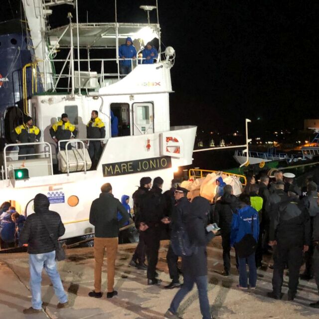 Италия отново спря хуманитарен кораб с мигранти