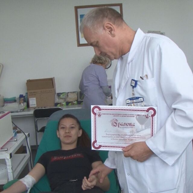 Благороден жест: Абитуриенти и учители дариха кръв в Бургас