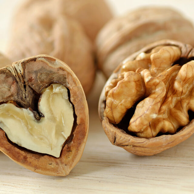 Консумацията на орехи може да потисне растежа и оцеляването на рака на гърдата