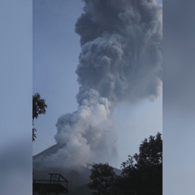 Най-активният вулкан в Индонезия изригна (ВИДЕО)