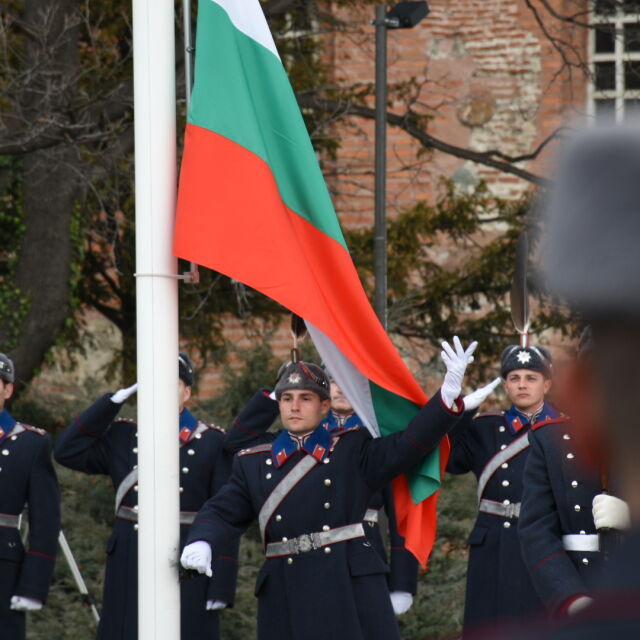 С пълен военен церемониал: Издигнаха българското знаме пред Паметника на Незнайния воин