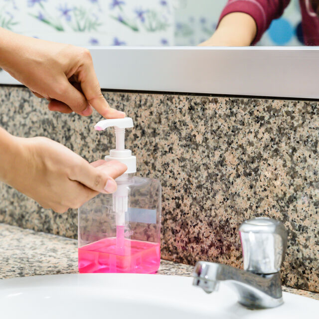 Срещу коронавируса: Антибакериален гел или вода със сапун – кое е по-ефективно 