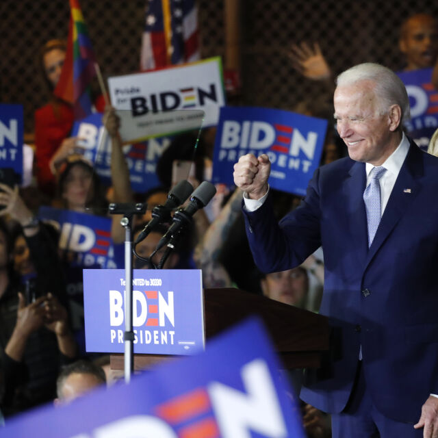 Демократът Джо Байдън води убедително на първичните избори в САЩ