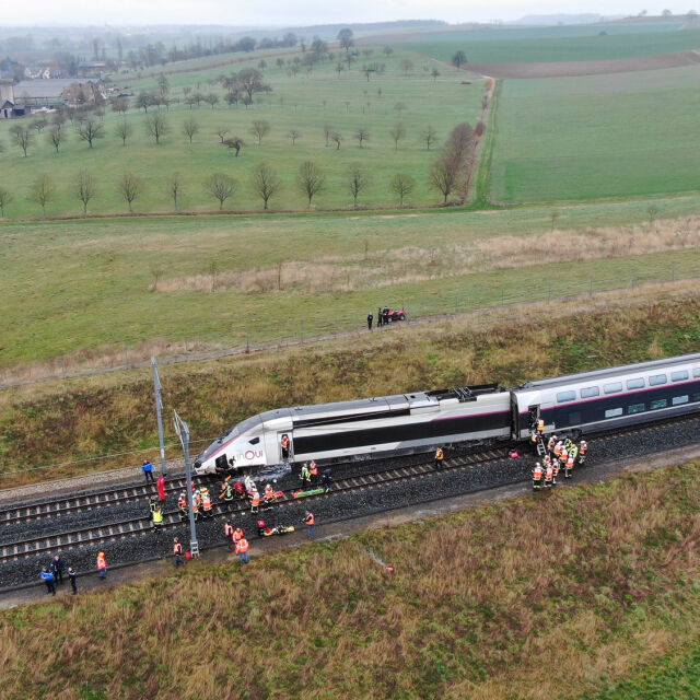 Високоскоростен влак дерайлира във Франция, има ранени