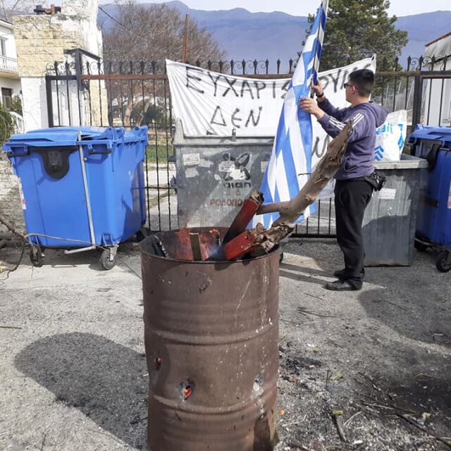 Нови размирици заради мигрантите: Гневни гърци строят барикади срещу бежанците 