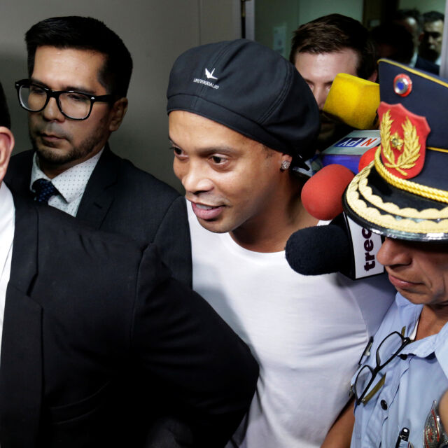 Роналдиньо излезе от затвора срещу 1,6 млн. долара