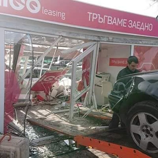 Кола се вряза в павилион на лизингова компания в Бургас
