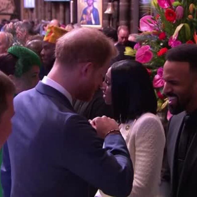 Принц Хари показа новия кралски поздрав заради коронавируса (ВИДЕО)