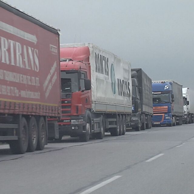 Трети ден български шофьори на тирове са блокирани на границата между Италия и Словения