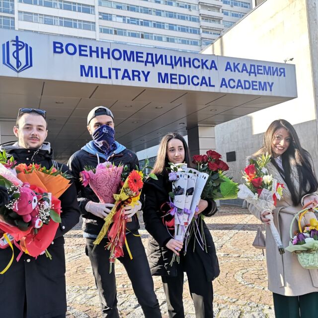 Адмирации за медиците: Студенти подариха цветя на лекарите от ВМА