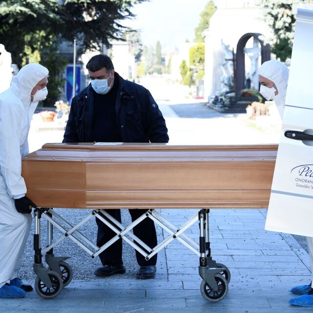 Коронавирусът в Бергамо: Страници с некролози и самотна смърт