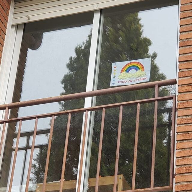В Барселона лепят нарисувани дъги на прозорците с надпис "Всичко ще бъде наред"