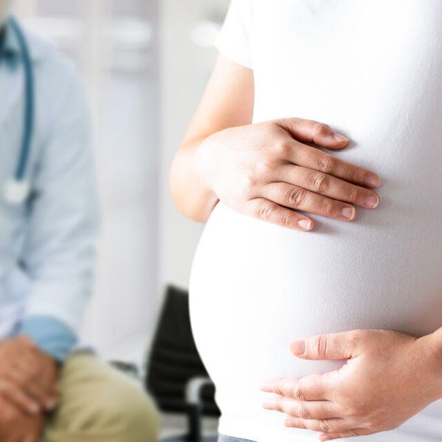 Всичко, което бременните трябва да знаят в извънредната ситуация - от женските консултации до заразяване с COVID-19