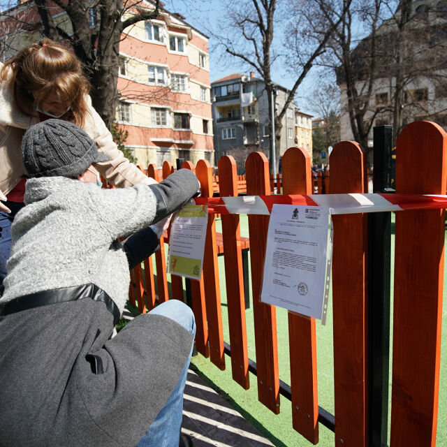 Снимка на деня: Затварят детските площадки в софийските паркове и градини