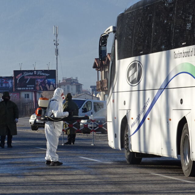 Още автобуси с туристи напуснаха Банско с полицейски ескрот