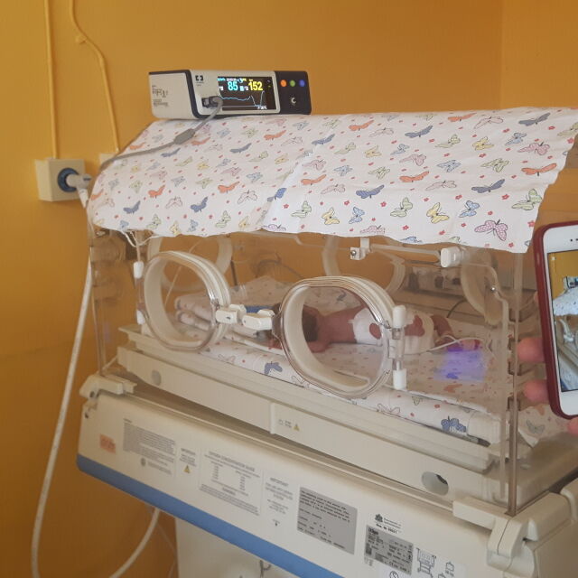 Болницата в Бургас показва по "Вайбър" недоносените бебета на техните родители