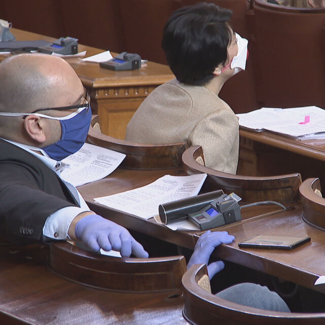 Депутатите гласуват новия закон за извънредното положение цял ден