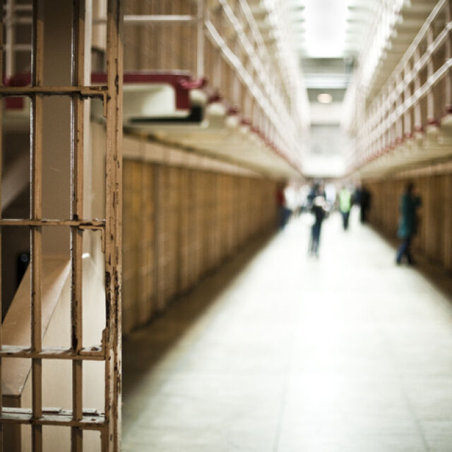 Необичайно решение: В Щатите ще освободят затворници, за да спрат COVID-19