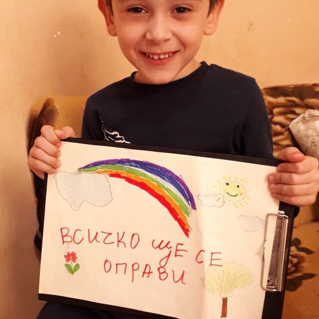 Снимка на деня: 5-годишният Даниел от Павликени нарисува дъга с послание