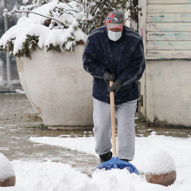 Снеговалеж по време на криза: Зимата се завърна. 172 снегорини чистят улиците