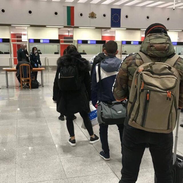 Самолет със 180 пътници от Лондон кацна в Бургас