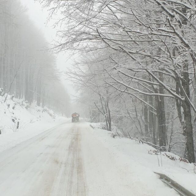 Затворени пътища и ограничения заради обилния снеговалеж