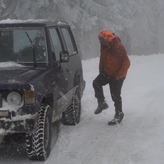 Десетки шофьори в снежен капан заради непочистени пътища и летни гуми