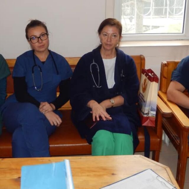 Доброволци в борбата с COVID-19: Трима студенти по медицина помагат в старозагорската болница