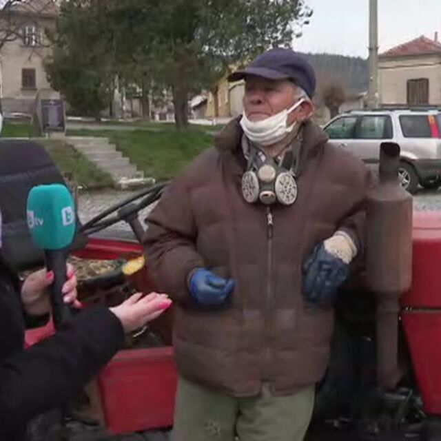 Двама доброволци разнасят най-необходимото на хората под карантина в село Славовица