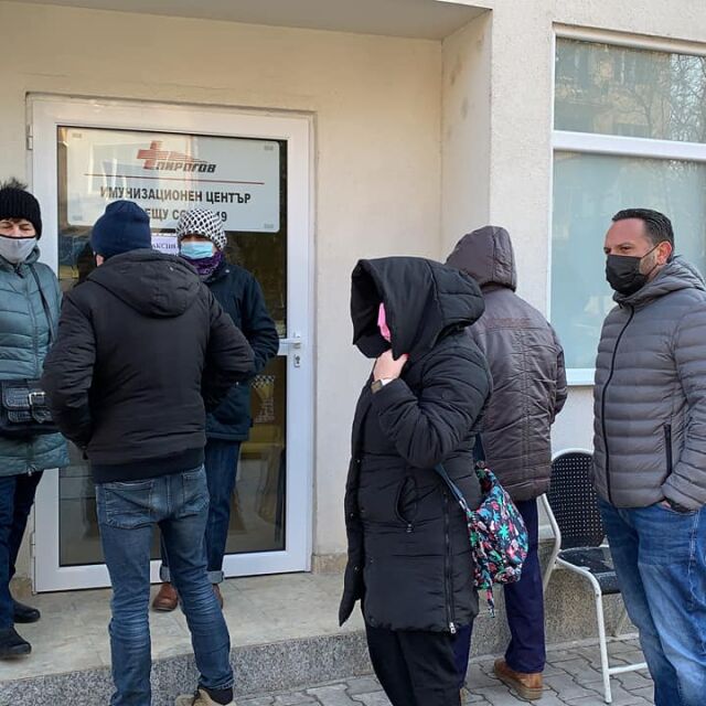Напрежение пред ваксинационните кабинети в „Пирогов“