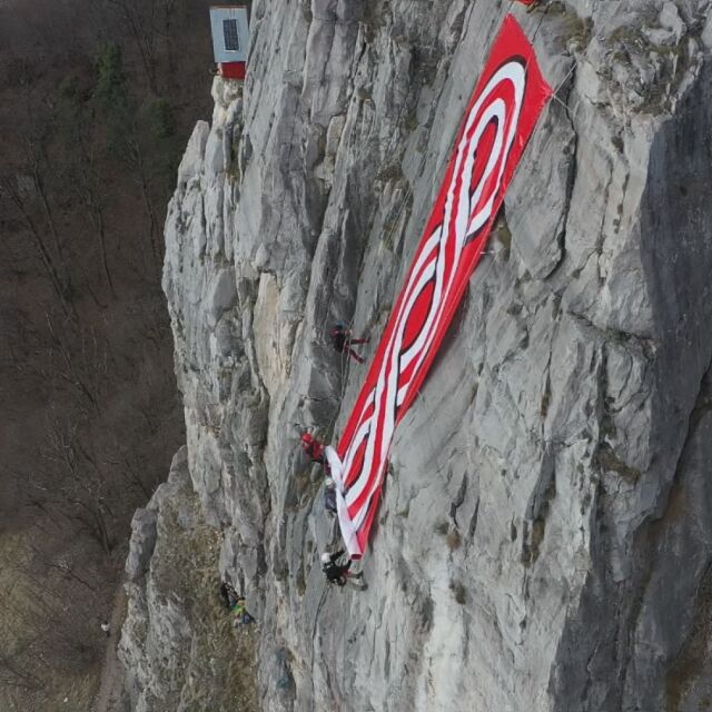 Спуснаха 30-метрова мартеница от скалите на Лакатник