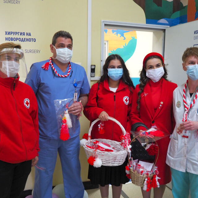 Доброволци на БЧК зарадваха с мартенички пациенти и медици 