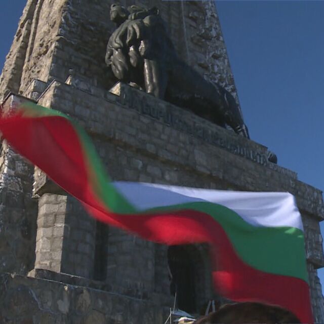 Хиляди почетоха паметта на героите на свободата на връх Шипка