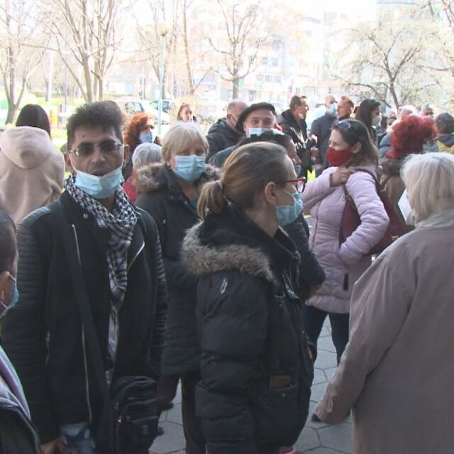 Опашки и дълго чакане за ваксинация на изборната администрация в Пловдив