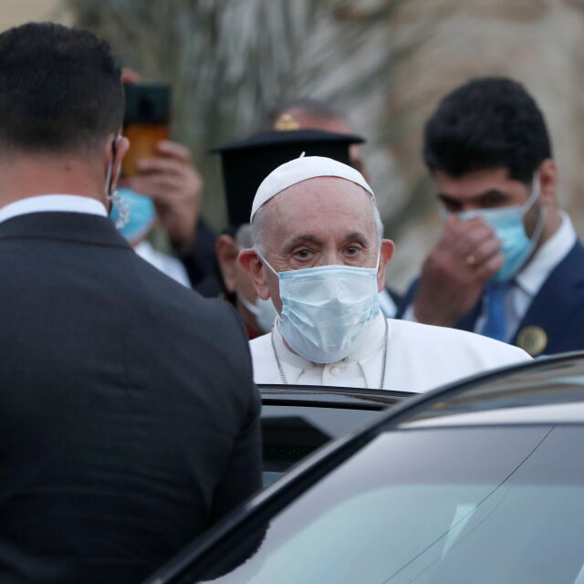 Стотици приветстваха папа Франциск по улиците на Багдад