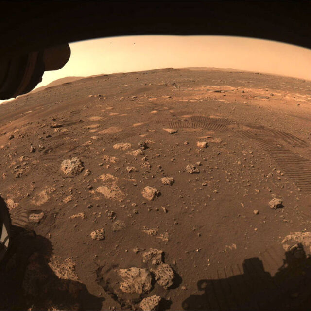 Роувърът "Пърсивиърънс" направи първите си стъпки на Марс