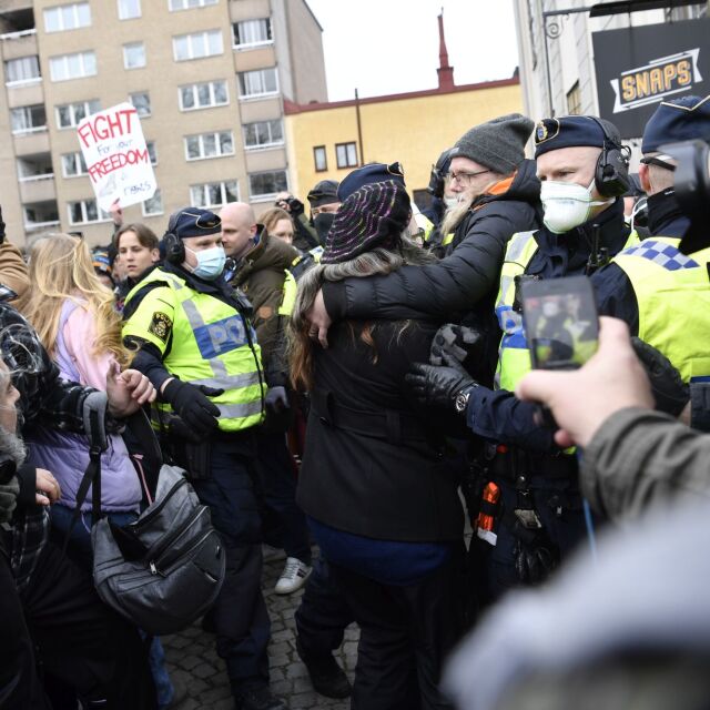 Шведската полиция разпръсна демонстрация срещу ограниченията заради COVID-19 