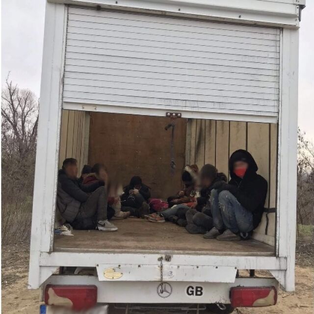 Румънски граничари хванаха мигранти, превозвани от българин