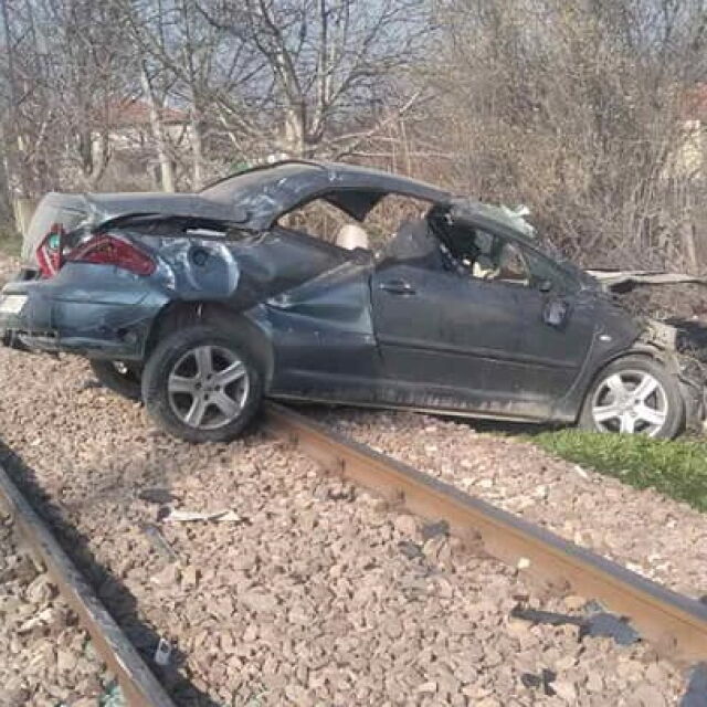 Влак удари преминаваща при спусната бариера кола в Пловдивско
