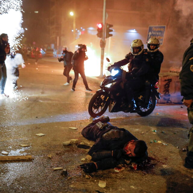 Ранен полицай при сблъсъци на протест в Атина (СНИМКИ)