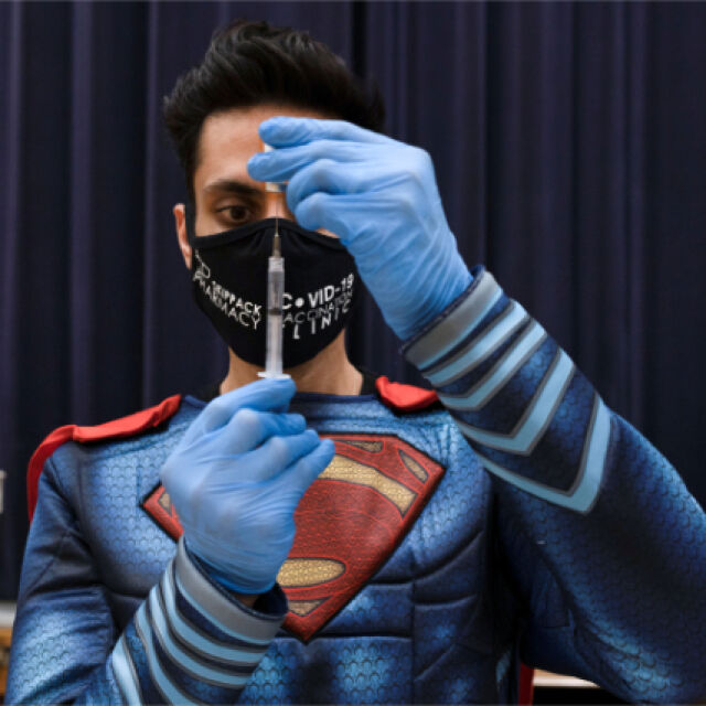 Фармацевт Супермен ваксинира хиляди свои съграждани в САЩ (СНИМКИ)