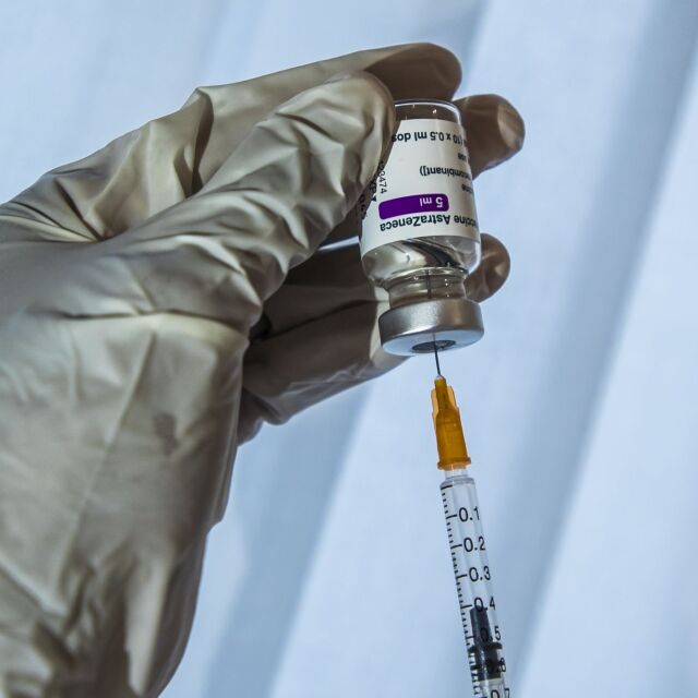 ЕМА: Ползите от имунизирането с "АстраЗенека" са по-големи от риска от странични ефекти