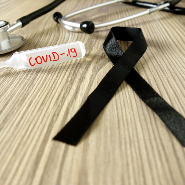 Учителка, ваксинирана с "АстраЗенека", почина от COVID-19 в Благоевград