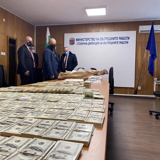 Разкриха производство на големи суми фалшиви пари в София