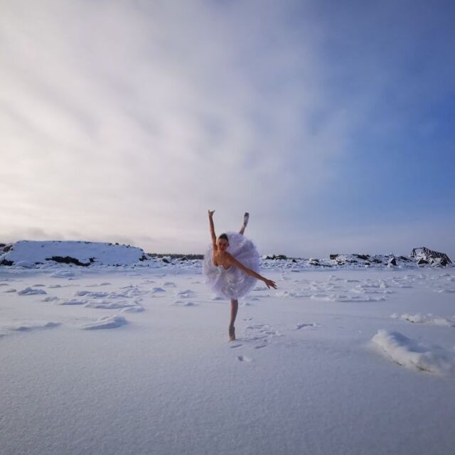 В знак на протест: Балерина танцува върху замръзнал залив в Русия (СНИМКИ)