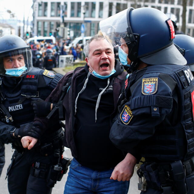 Сблъсъци между протестиращи и полиция на протест в Германия (СНИМКИ)
