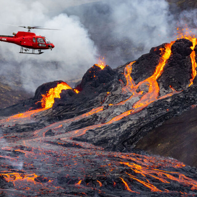 Вулканът в Исландия продължава да бълва лава (ВИДЕО)