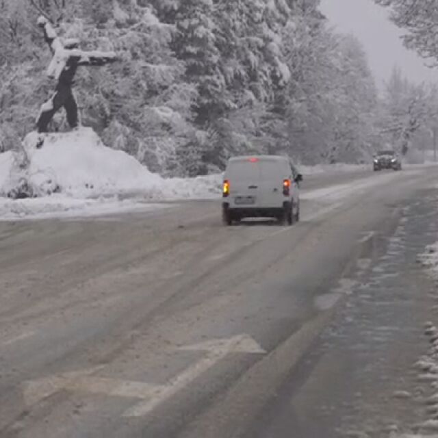 Метър сняг на "Петрохан", проходът е отворен за движение 